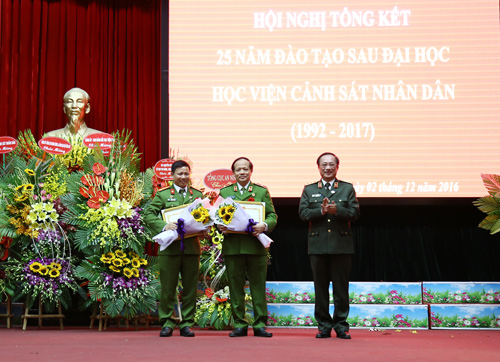 Thượng tướng, PGS.TS Nguyễn Văn Thành, Thứ trưởng Bộ Công an trao Bằng khen của Bộ Công an cho các tập thể và cá nhân